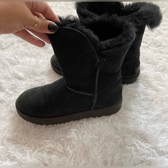 UGG Big Kids Black Boots Size 5 - Picture 2 of 6